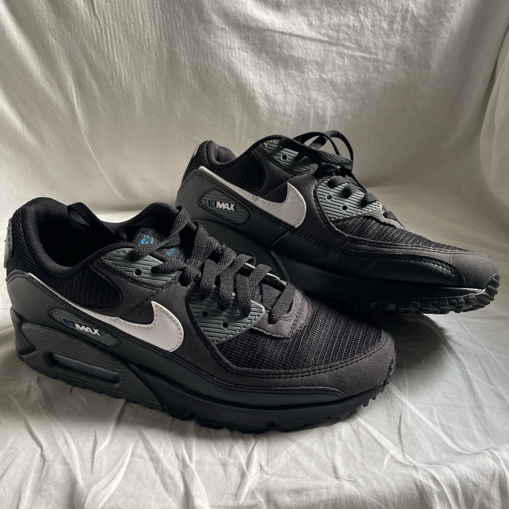 Nike Air Max 90 - Size 7.5 M / 9 W